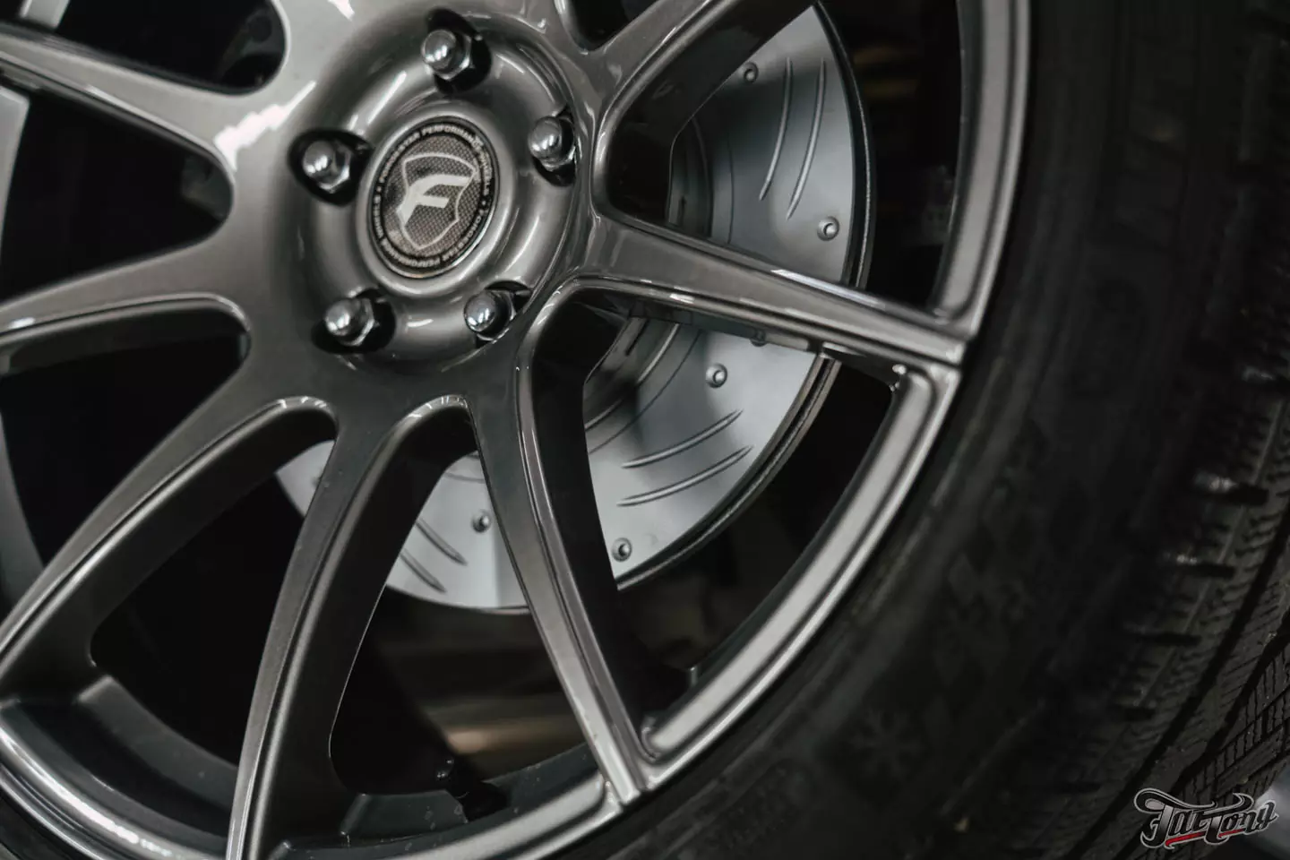 Техническое обслуживание Ford Mustang, установка усиленной тормозной системы, окрас и керамика дисков